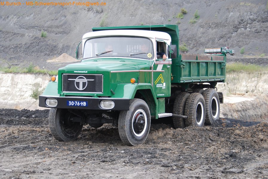 Truck in the Koel 2014-8-30 00545